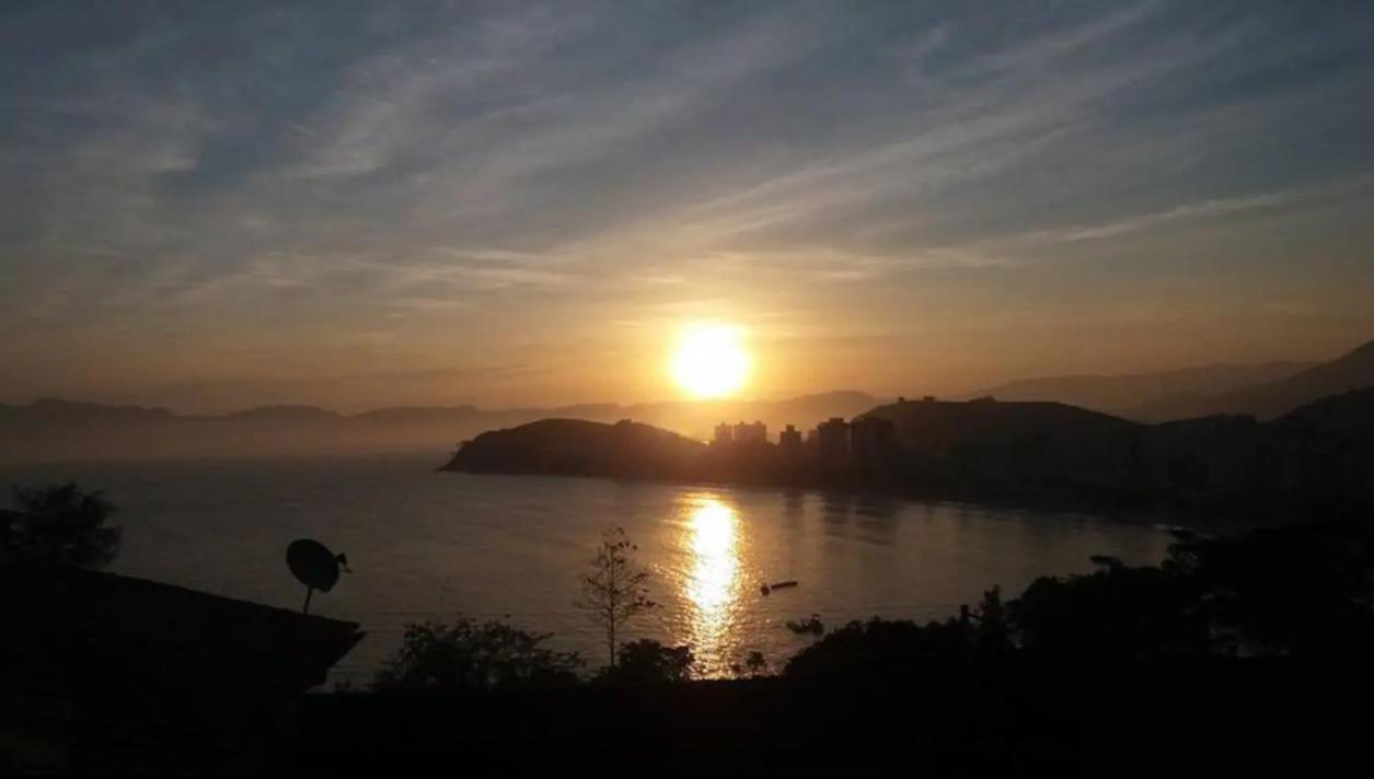 Por De Sol No Mar Da Cama Villa Caraguatatuba Exterior photo